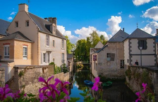 Le charme du camping à Bayeux, proche du centre historique et des plages du débarquement