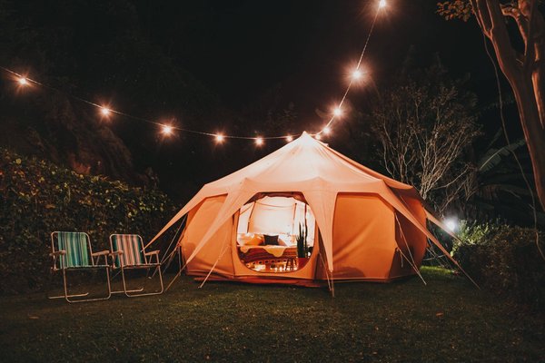Comment réserver un emplacement de camping dans le Gard en haute saison ?