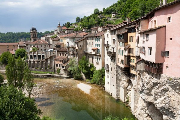 3 raisons d'opter pour une aire de camping pour découvrir l'Auvergne à petit prix